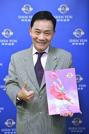 台湾家喻户晓的一流名厨“阿基师”郑衍基感动地向神韵艺术家们深深地90度鞠躬,表达对神韵的感谢与敬意。