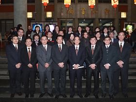 侨茂不动产董事长李育宽(前排右4)和分店长、经纪人、眷属们共同观赏二零一三年神韵晚会,散场后在国父纪念馆前合影留念。