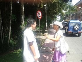 '当地学员正在向中国游客讲真相，劝三<span