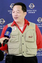 飞狼露营旅游用品公司董事长徐鸿焕认为,带客户看神韵既骄傲又光荣。