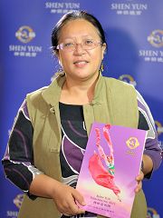 在国际民俗文化、艺术节活动很活跃的杵音文化艺术团团长高淑娟表示,神韵演出让她找到人生最有意义的精髓,看到了想要看到的东西,心情非常激动。