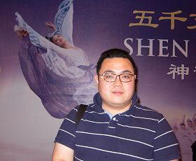 活跃在多个管弦乐团参加演出的低音号演奏家廖伟强,赞叹到:神韵交响乐团合并了中西乐器两大传统音乐,交融出令人耳目一新的音乐效果,是很伟大的工程。