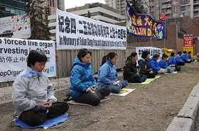 加拿大卡尔加里部份法轮功学员在中领馆前集会，呼吁民众认清中共