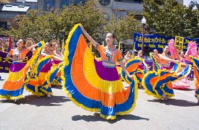 加州飞天艺术学院的学生表演节目