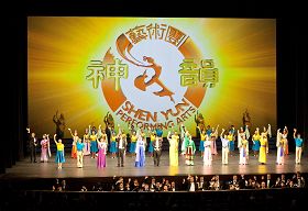 美国神韵纽约艺术团今年首次降临亚洲最大的美军基地——横须贺,二场精彩演出让这充满美国风情的军港接受了一次五千年中国传统文化的洗礼。