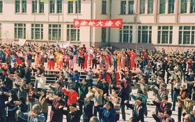 图五:佳木斯市集体炼功(1998年拍摄)