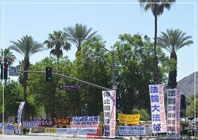 图1：习*近*平车队必经之路上，法轮功学员打起横幅