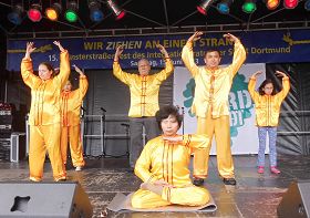 德国多特蒙德法轮功学员在国际文化周开幕式展示功法