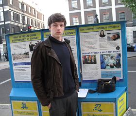 大学生艾尔隆（Aeron）在对中共邪<span