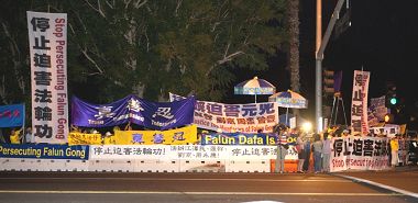 习*近*平车队必经之路上，法轮功学员打起横幅，要求将迫害元凶绳之以法