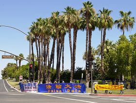 习*近*平车队必经之路上，法轮功学员打起横幅，要求将迫害元凶绳之以法