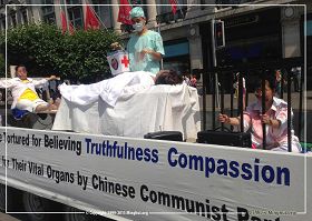 '图：法轮功学员模拟酷刑和活摘器官的游行队伍'