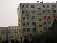 (红色长方框内是燕林花园,楼房三个方框是卢明晶家,他家安了显眼的铁窗棂。)