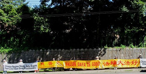 '温哥华学员在中领馆前拉起真相长城抗议迫害持续'