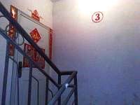 图为戴春杰家楼门口照片