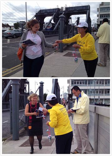 与会人员高兴的接过莲花和特刊