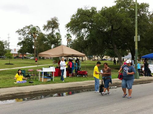 '图:法轮功学员正在弘法'