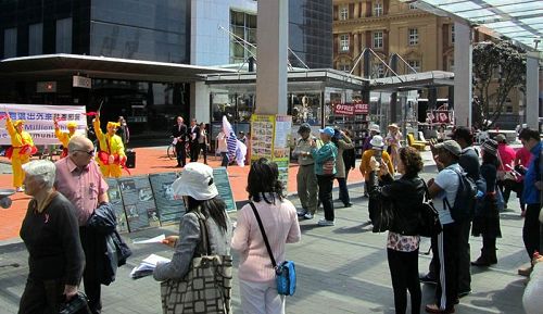 奥克兰市中心伊丽莎白广场上，路人观看声援三<span