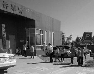 2014年9月3日,保定市新市区法院、新市区检察院在保定市看守所非法开庭,左二是当庭主审法官赵杰,左四是当庭审判员李强,公安车牌号冀f113警。