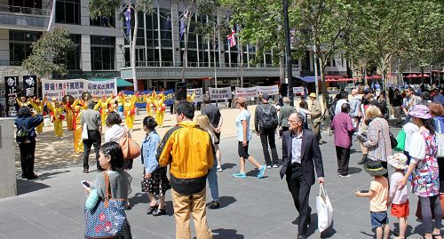 墨尔本市民和游客被声援三<span