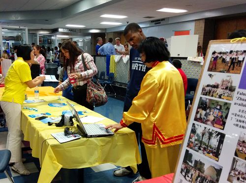 图1-2:民众愉快的和法轮功学员交谈,了解法轮功