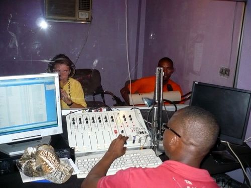 图1:二零零八年十月,阿妮塔在王子港地方电台介绍法轮功。