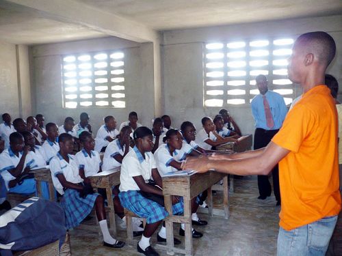 图2:中学学生正在观看法轮功演示