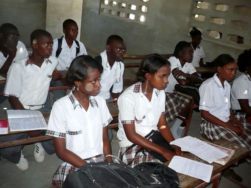 图3:中学学生正在观看法轮功演示