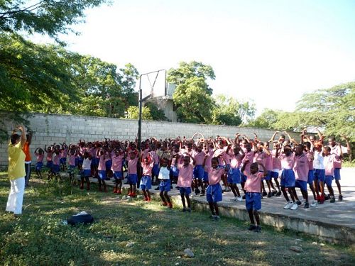 图4:小学学生学炼法轮功(二零零八年)。