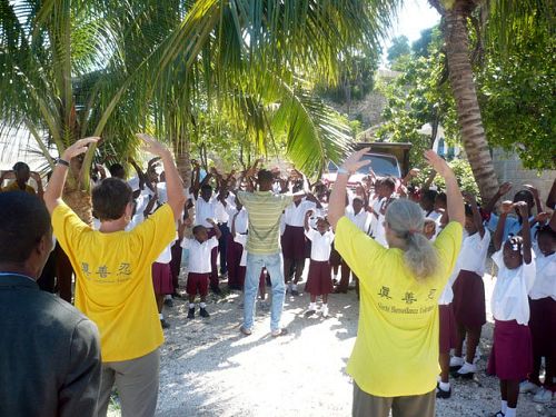 图5:法轮功学员在戴尔玛(Delma)中小学校教功(二零零八年)。