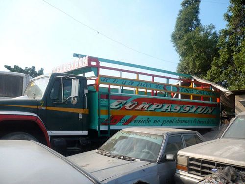 图6:二零零八年至二零零九年,这辆标有“法轮大法好”、“真、善、忍”、“不失不得”的卡车穿越海地,所到之处,司机向人们赠送传单,传播法轮功真相。