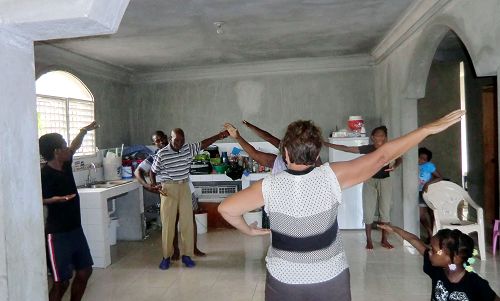 图9:阿妮塔和老奶奶一家人一起炼功