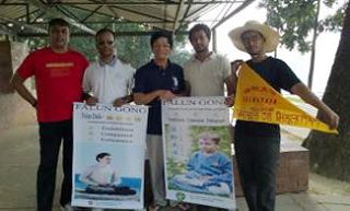 图7:Masud(右一),新学员Anwar(右二),Msksud(左2),Jahid(左1)和法轮功学员老罗(中)离别留念