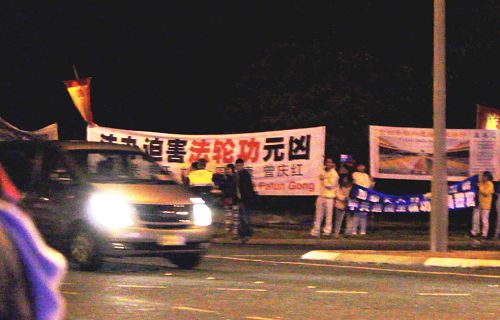 习*近*平车队经过法轮功横幅。