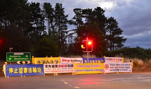 法轮功横幅在习*近*平车队必经的高速路旁