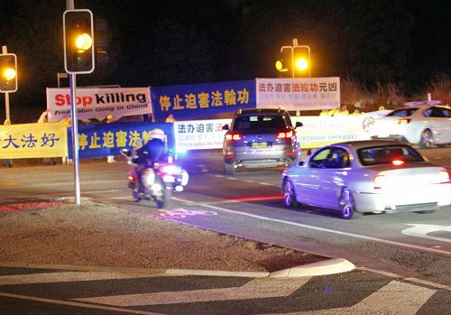 习*近*平车队从堪培拉机场前往凯悦宾馆，路遇法轮功横幅