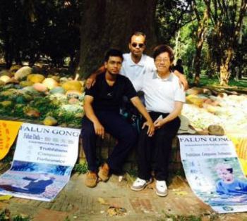 图4:新学员Jahid(左),Anwar(中)和老罗(右)弘法结束后在Ramna