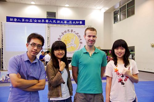 张嘉升（左一）与朋友参观新<span
