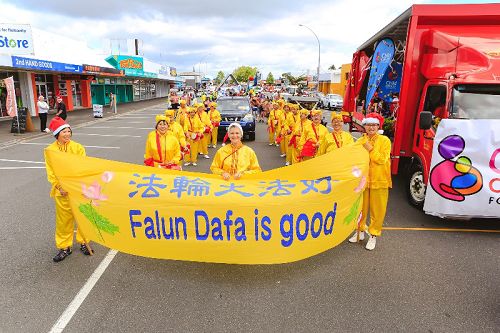 图5：西人学员朱迪•莎士比亚（中）介绍说，当地人都对法轮功很感兴趣