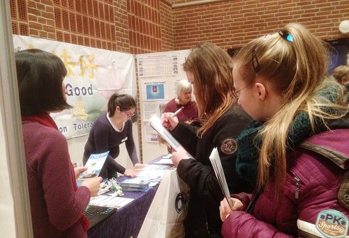 图4-5：了解真相的人们纷纷签名反对和谴责中共活摘器官的罪行