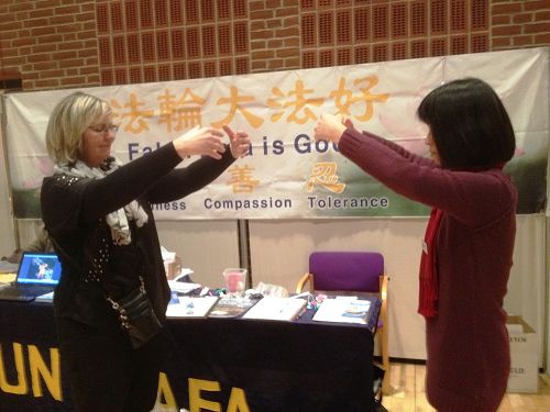 图6-7：也有不少民众现场学功