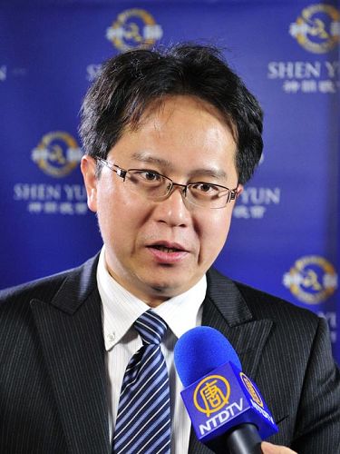 '图2:立法委员邱志伟表示,神韵是他十几年来看过最令人感动的表演。'