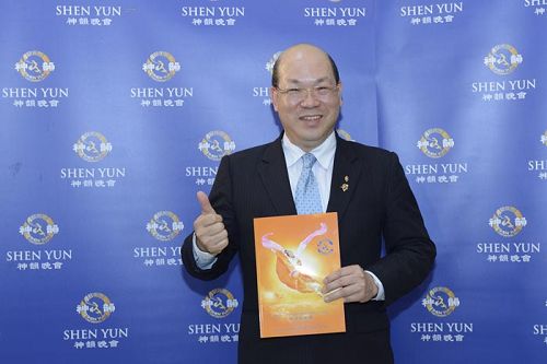 '图5:台中市东区狮子会会长、上格印刷及友旺实业总经理陈建盛赞叹神韵是中国人的荣耀,是典范。'