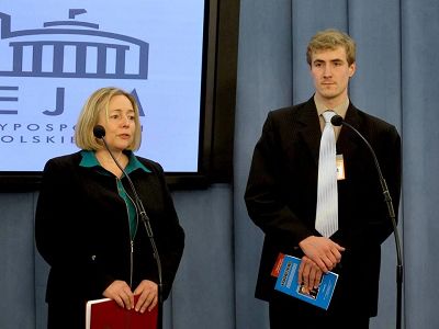 '波兰众议院副议长WANDA NOWICKA女士(左)在议会大厦内召开新闻发布会'