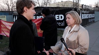 '波兰众议院副议长WANDA NOWICKA女士在“尸展”门前与法轮功学员交谈,'