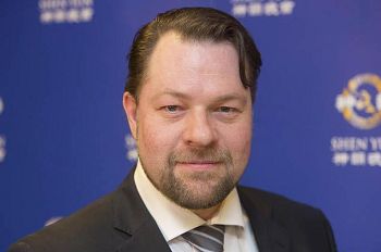 舞台設計师Trippen先生看完神韻后表示,要向朋友推薦