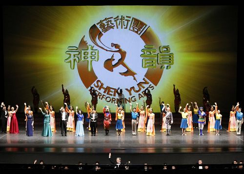 神韵世界艺术团2014年巡演在巴黎巴黎会议宫举行。图为演出结束后,艺术家们谢幕向观众致意。
