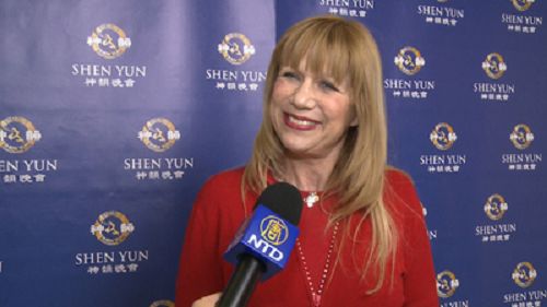 法国著名的艺术家斯通(Stone)观看神韵在巴黎的演出后表示对神韵的艺术家们充满仰慕之心