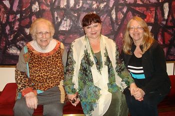 图2:演唱家、词曲作家克莱尔(Miriam