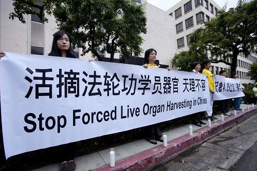 图:星期五(4月25日),在4.25和平上访十五周年之际,2百多名法轮功学员和支持者在洛杉矶中领馆前举办烛光纪念活动。